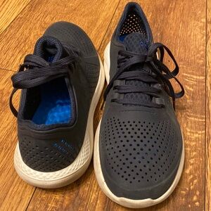 Mens Crocs. Size: 10